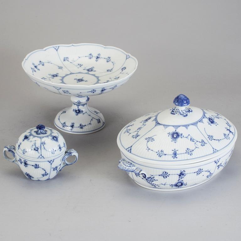 SERVISDELAR, 41 delar, porslin, "Musselmalet", Royal Copenhagen.
