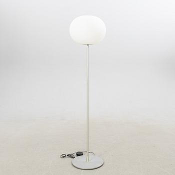 Jasper Morrison, Floor lamp, "Glo-ball" for Flos, 2000s.