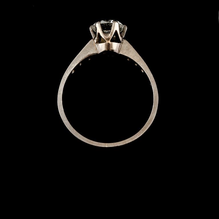 RING, 18K vitguld med fasettslipat glas, Sten Eklund, Stockholm, 1995. Vikt 4,5 gram.