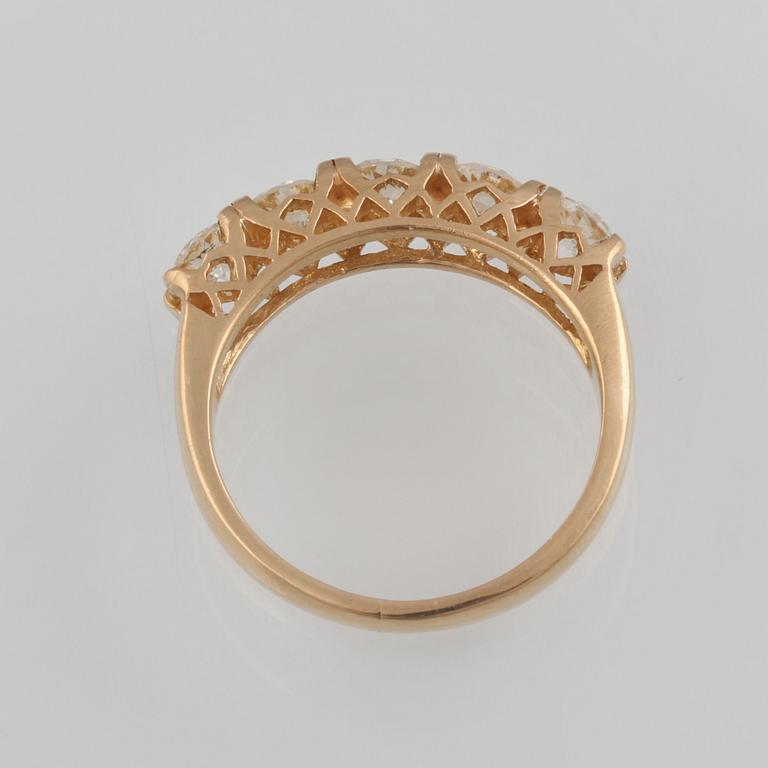 RING, 18K guld med 5 briljantslipade diamanter ca 1.15 ct. Vikt 3,7 gram.