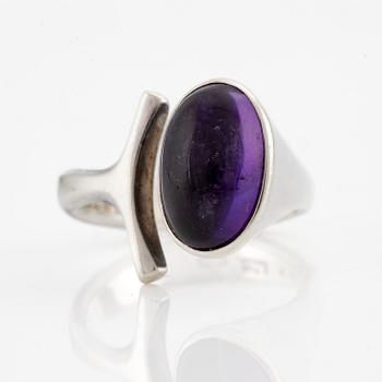 Vivianna Torun Bülow-Hübe, a ring, sterling silver with a cabochon-cut amethyst, for Georg Jensen.