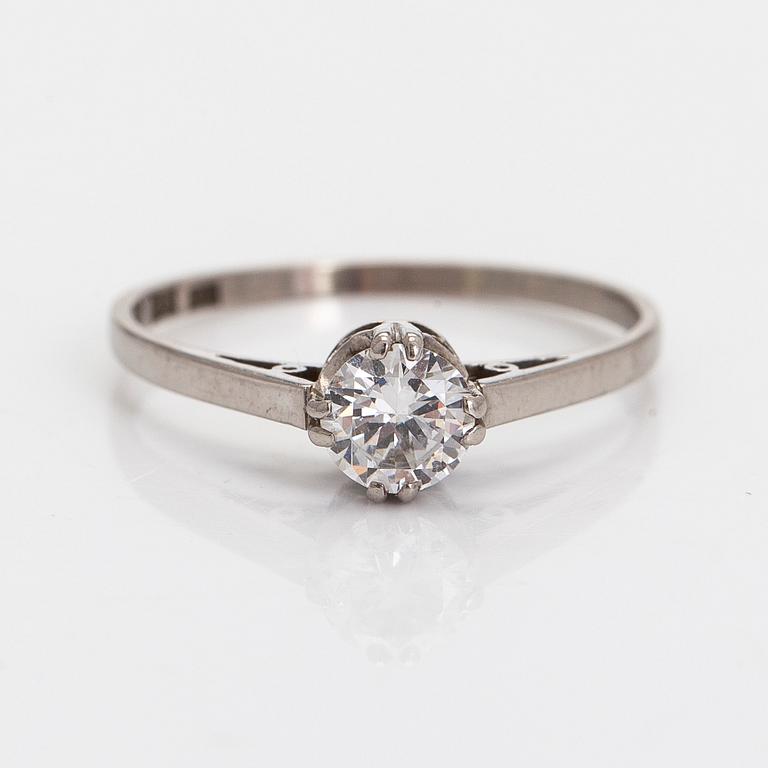 Ring, 18K vitguld med briljantslipad diamant.