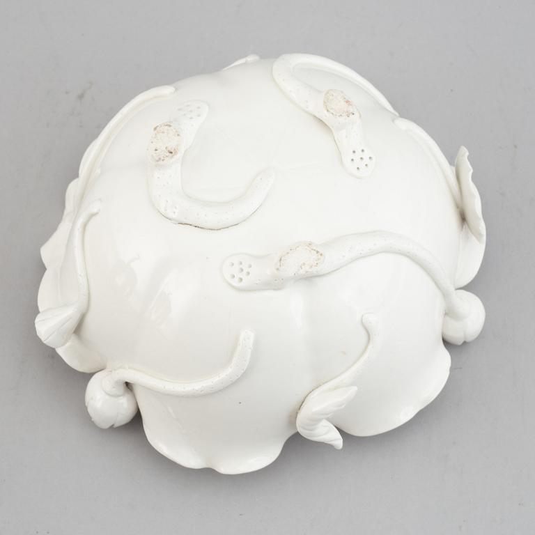 A blanc de chine bowl, China, 20th Century.