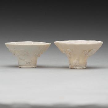 VINKOPPAR, ett par, blanc de chine. Qingdynastin, Kangxi (1662-1722).