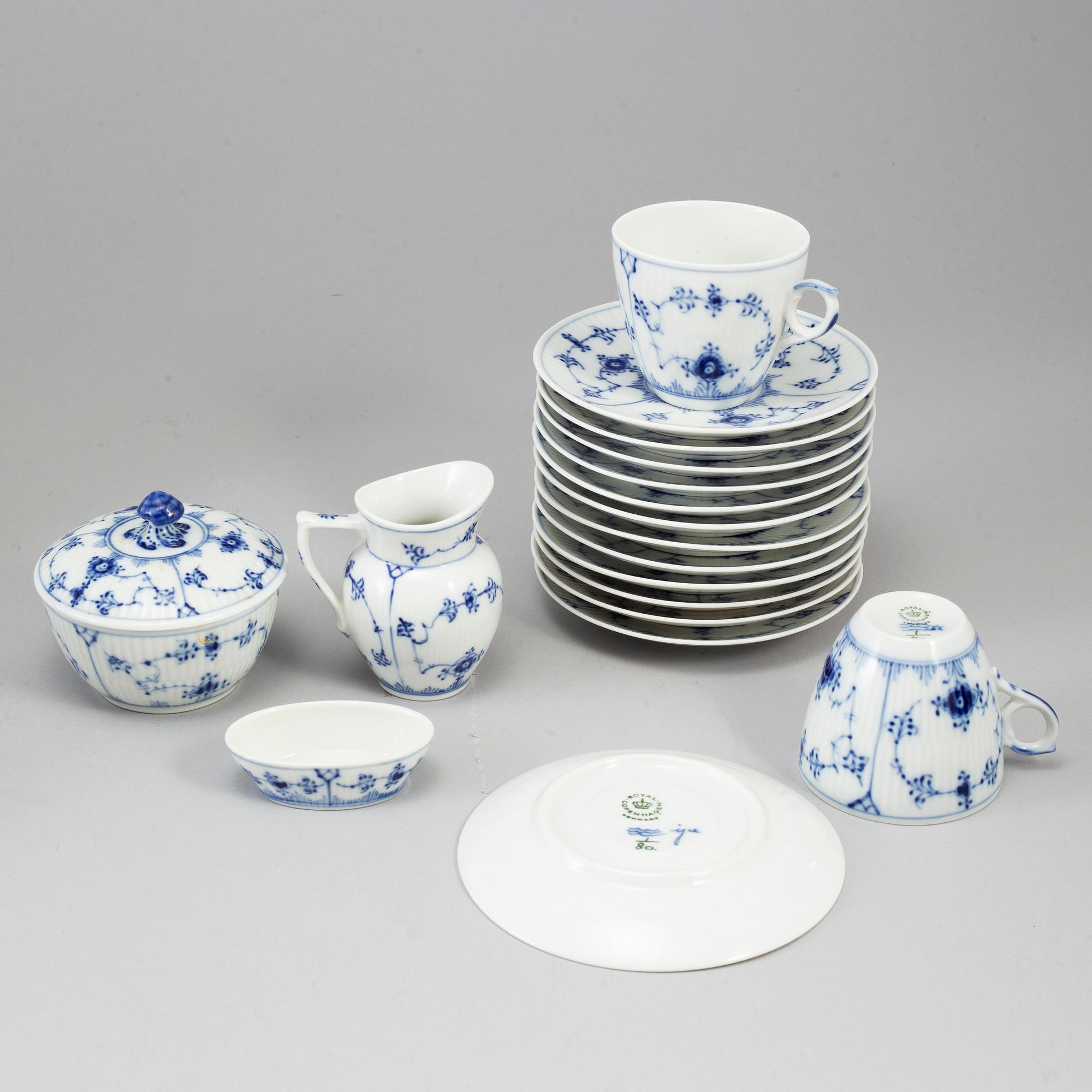 ROYAL COPENHAGEN, 100 psc porcelaine 'Musselmalet'.
