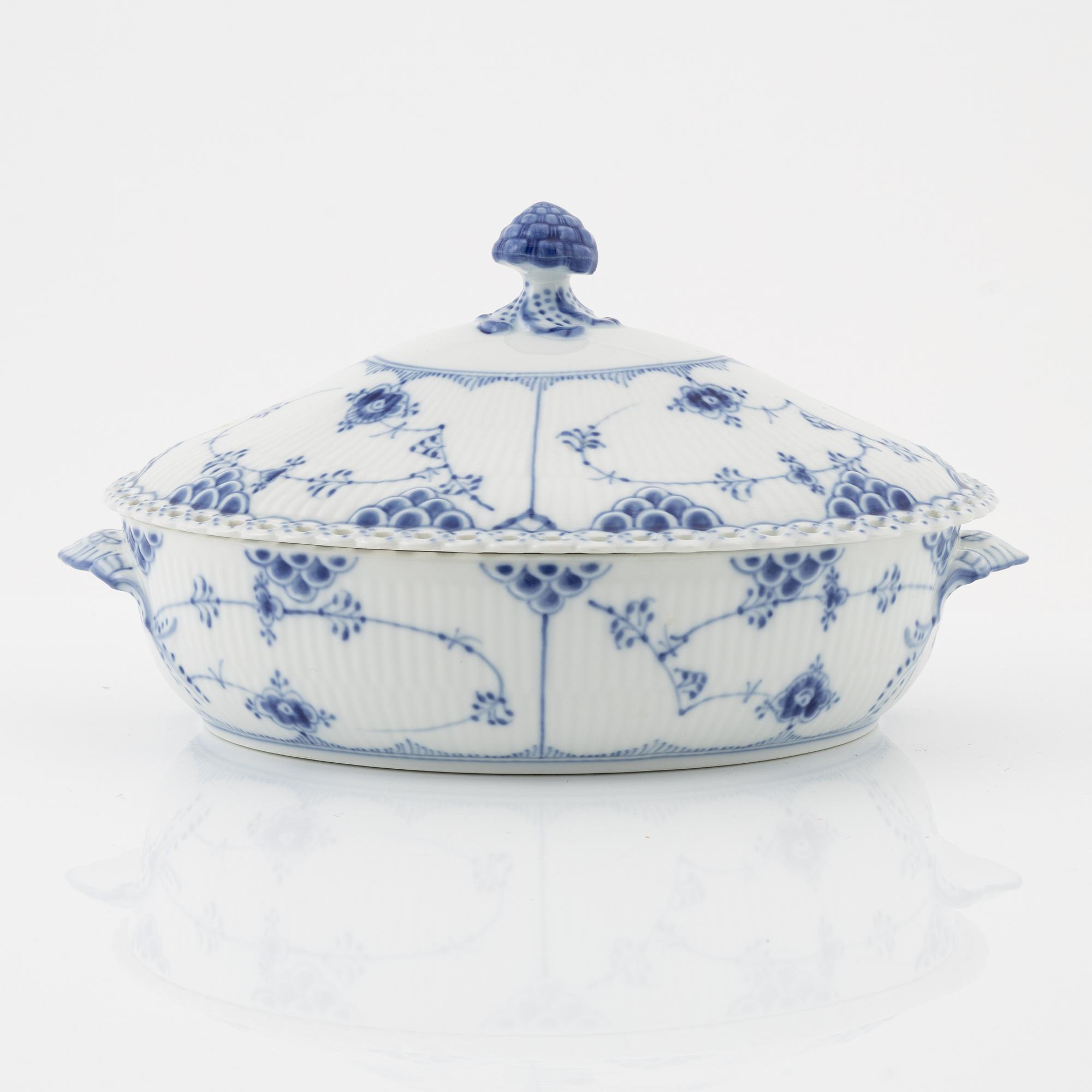 Terrin, porslin, "Musselmalet", helblonde, Royal Copenhagen, Danmark.