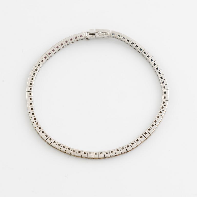 Armband med multifärgade safirer.
