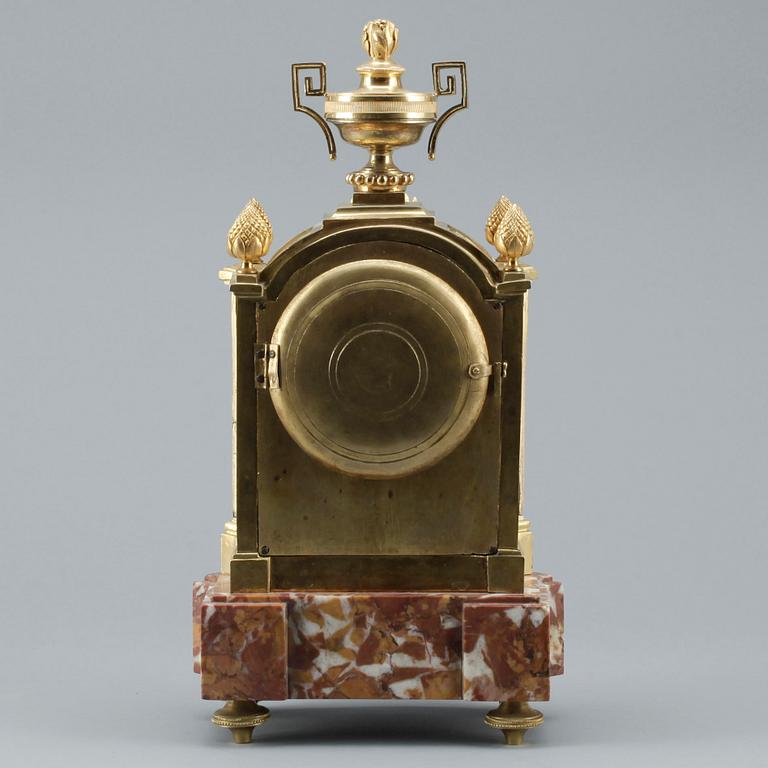 BORDSPENDYL, Louis XVI-stil omkring 1900, urtavla märkt Bertbois, Paris, 1775.