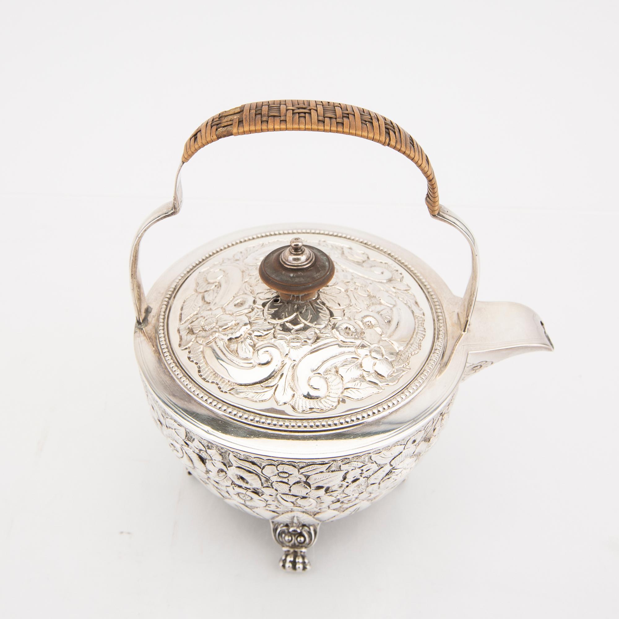 An English 18th century silver tea pot mark of Andrew Fogelberg & Stephan Gilbert, London 1781-82, weight 486 grams.