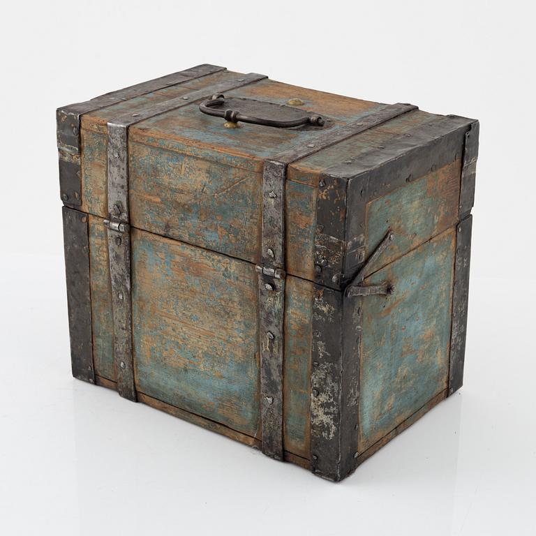 Schatull, med fem flaskor, 1800-tal.