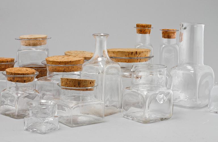 BURKAR SAMT KARAFFER, 16 st, glas, "Sill i kvadrat", Signe Persson Melin, Boda, 1900-talets andra hälft.