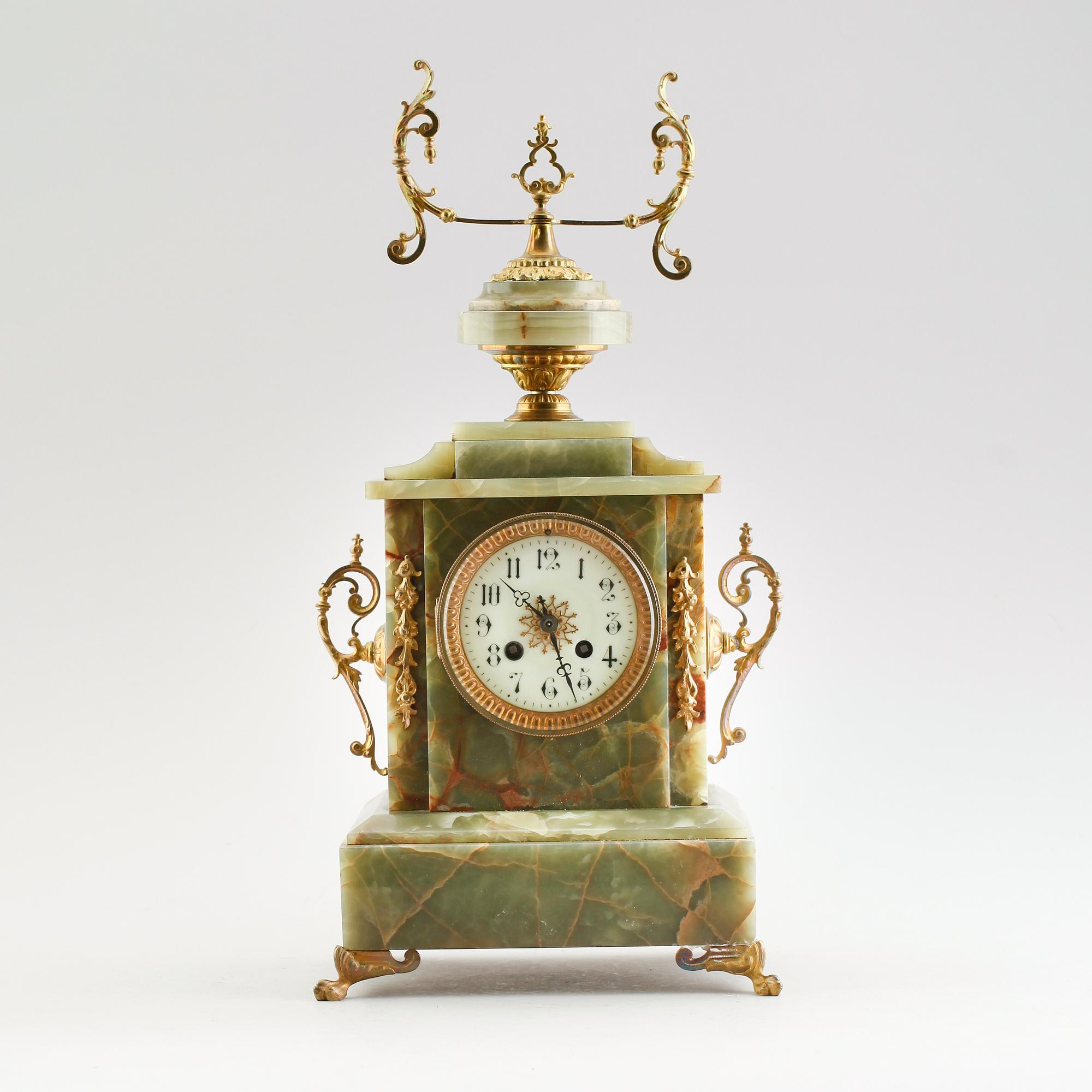 BORDSPENDYL, grön onyx, 1900-talets första hälft.