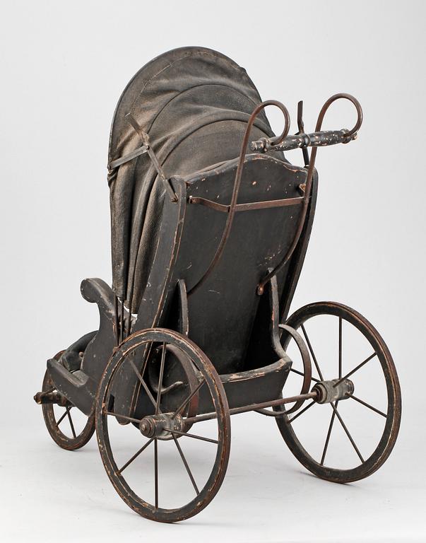 BARNVAGN för DOCKA, metall och läder, omkring sekelskiftet 1800/1900.