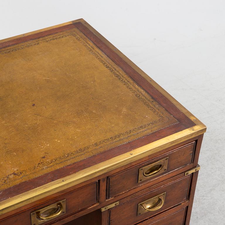 Skrivbord, engelskt, 1900-talets andra hälft.