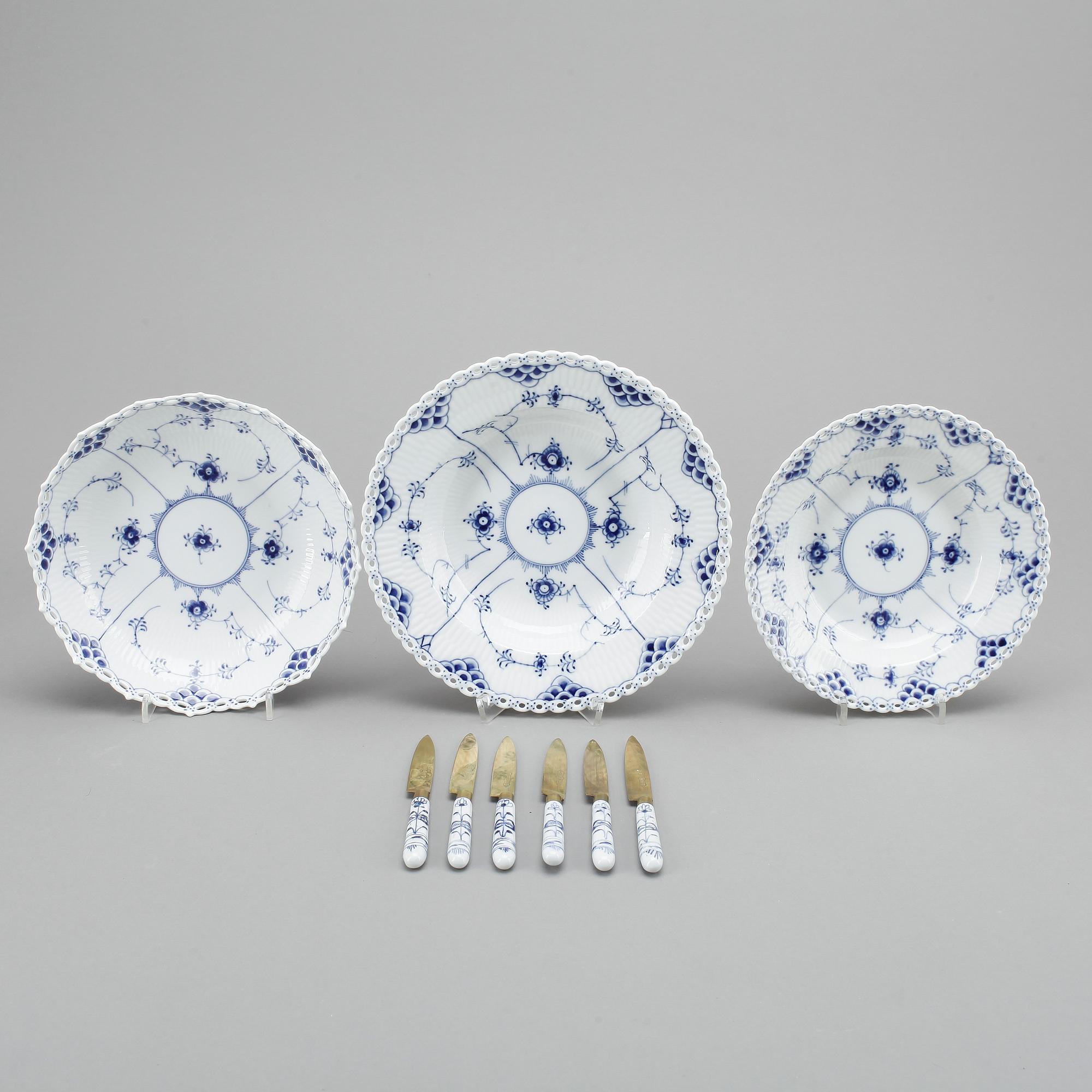 SERVISDELAR, 84 stycken, porslin, Musselmalet, Royal Copenhagen.