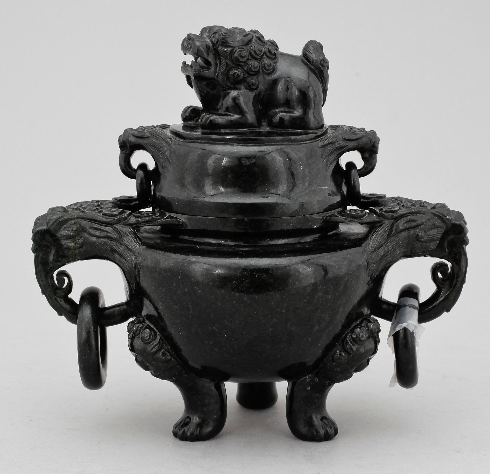 RÖKELSEKAR, med lock, sten. Kina, 1900-tal.