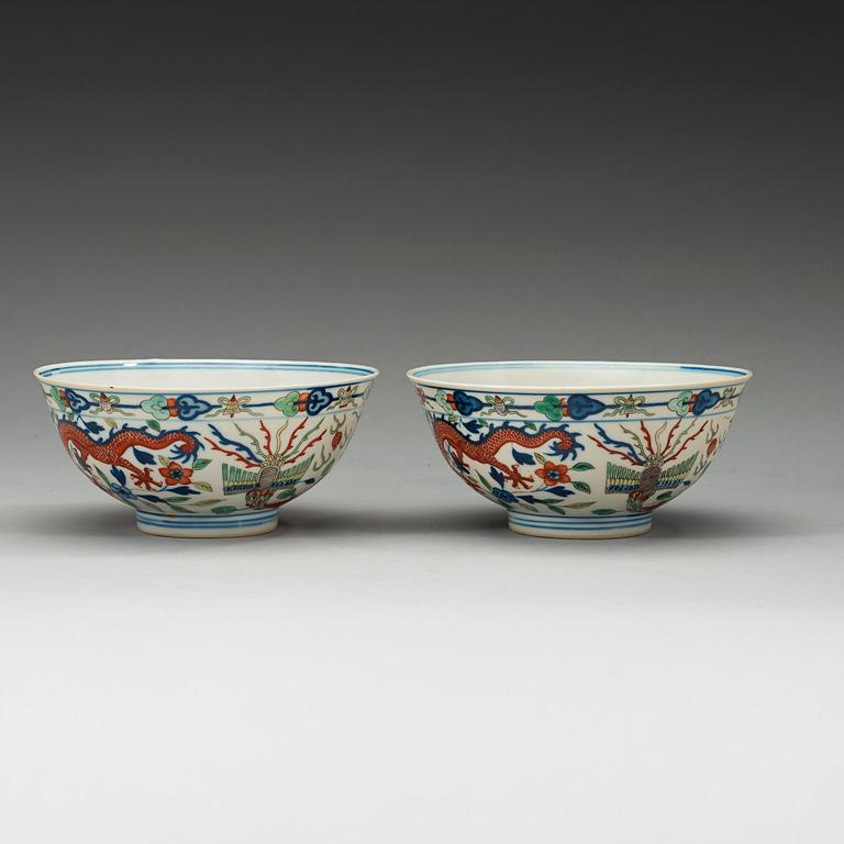 A pair of dragon and phoenix bowls, late Qing dynasty (1644-1912), with Kangxi six character mark.