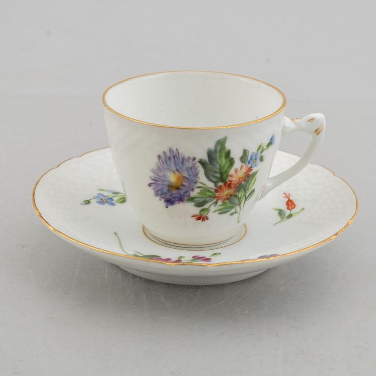 A 23-piece tea/coffee porcelain service, "Sachisk Blomst", Bing & Grøndahl, Denmark.
