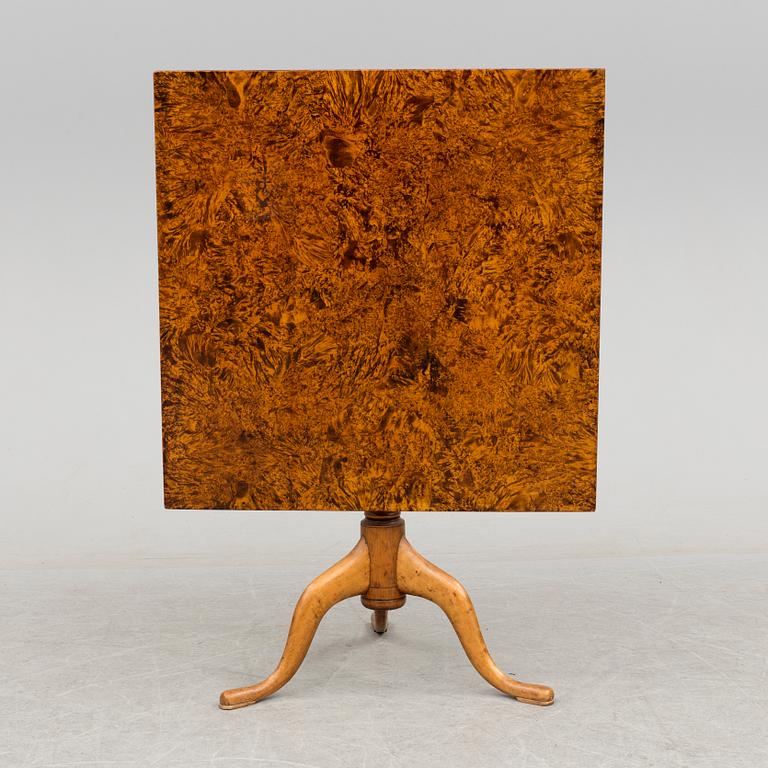 A TILT TOP TABLE, signed by Jacob Siölin and numbered 878. Late 18th century.