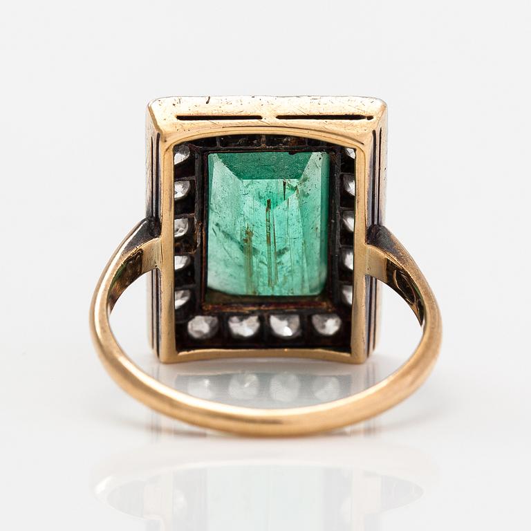Sormus, 18K kultaa, smaragdi ja timantteja n. 0.72 ct yht. Viktor Lindman, Helsinki 1913.