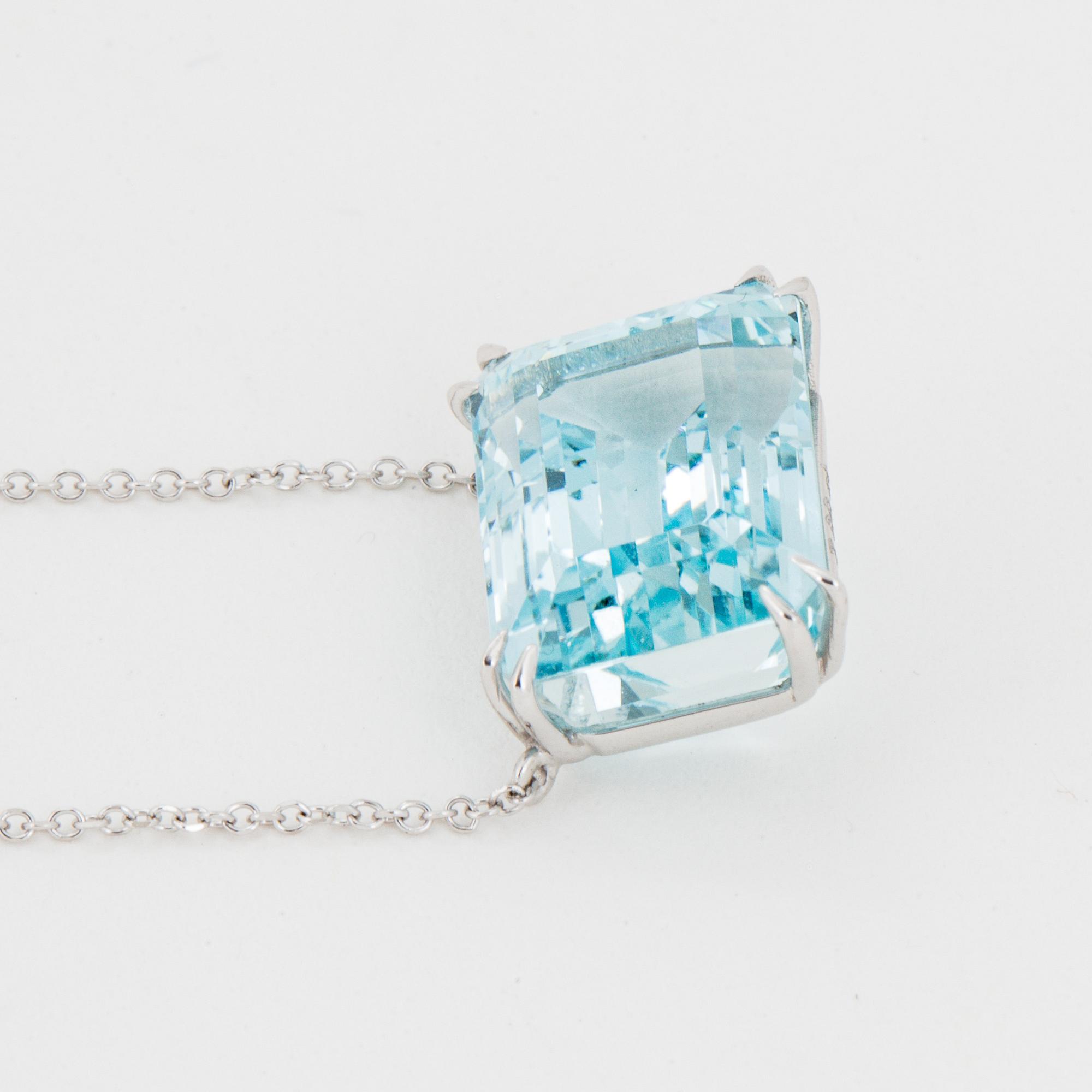COLLIER, med smaragdslipad akvamarin.