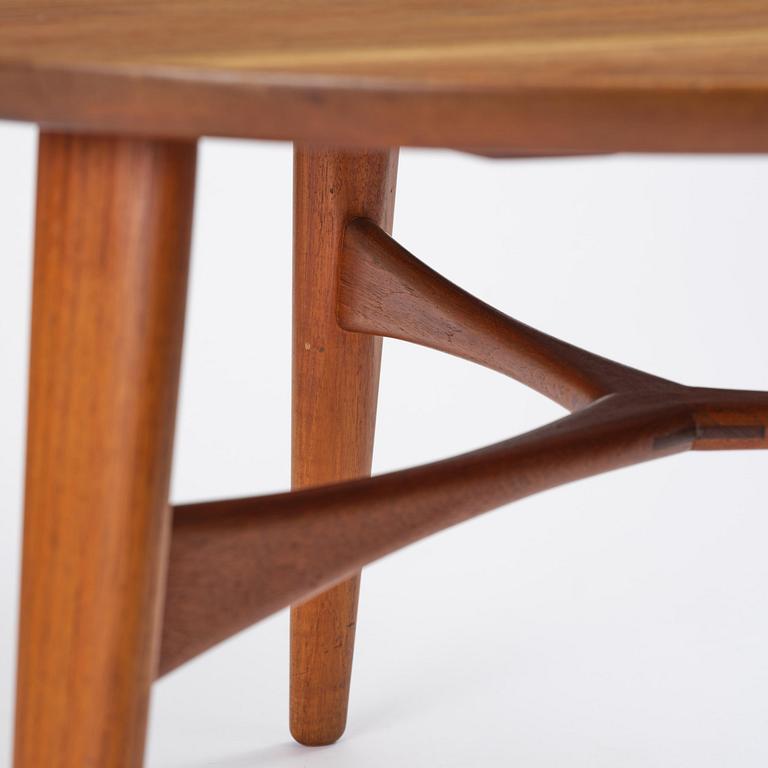 Ejner Larsen & Aksel Bender Madsen, a circular teak table model "1804", cabinetmaker Willy Beck, Copenhagen, 1950s.
