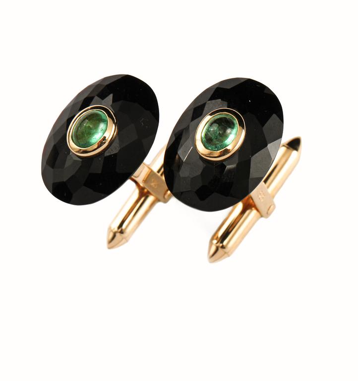 MANSCHETTKNAPPAR, 14k guld med checkerslipad onyx samt cabochonslipade smaragder. Vikt 8 g.