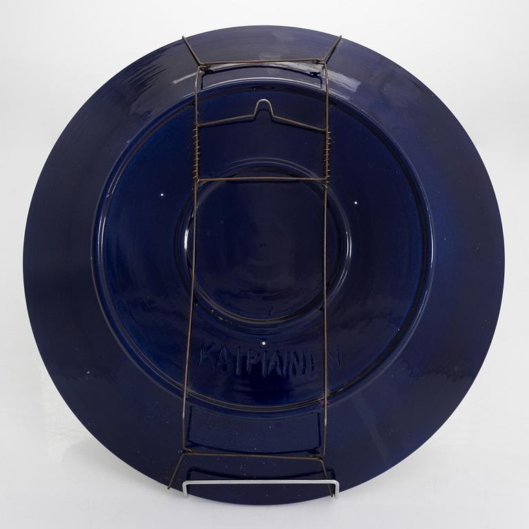 Birger Kaipiainen, a stoneware decorative plate signed Kaipiainen.