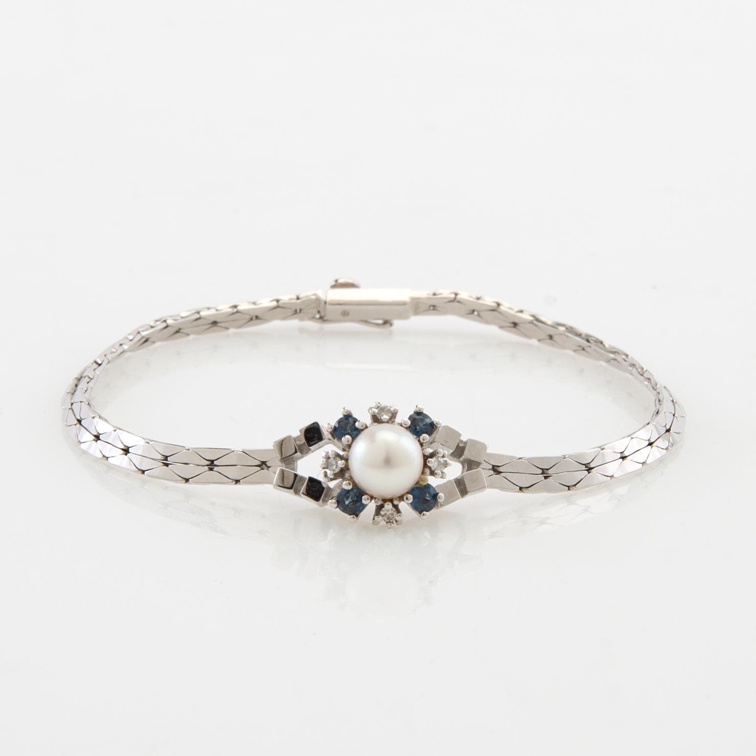 Bracelet 18K white gold with cultured pearl, round faceted sapphires and round single-cut diamonds.
