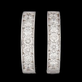 ÖRHÄNGEN, ett par, 14k vitguld med diamanter tot 0,62ct. Vikt ca 4,14 gram.