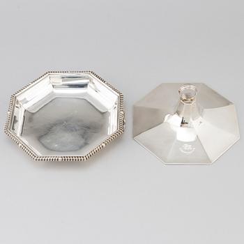 A matched pair of English silver dishes and covers, marked London 1910 and 1912.