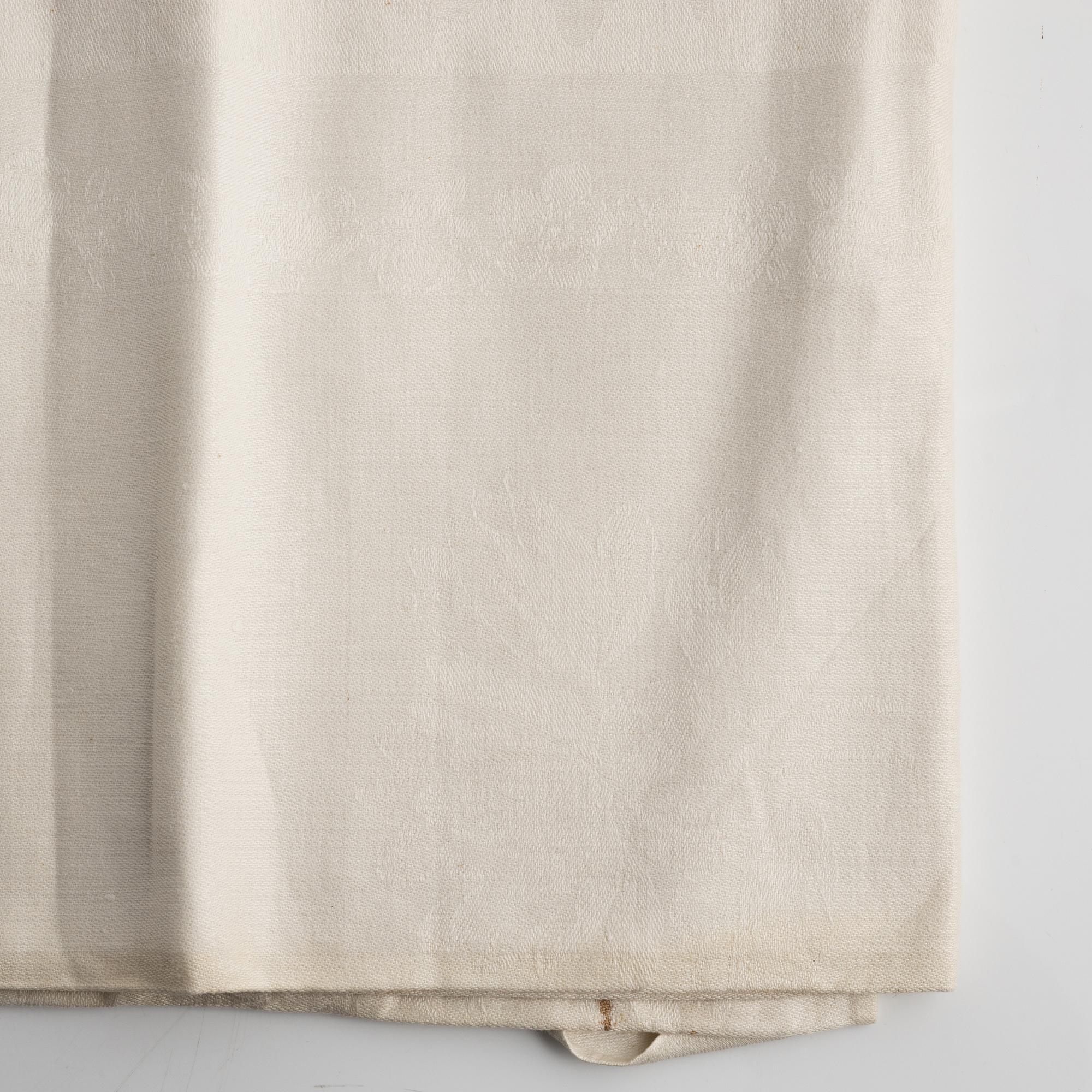 Five tablecloths, partly linen.