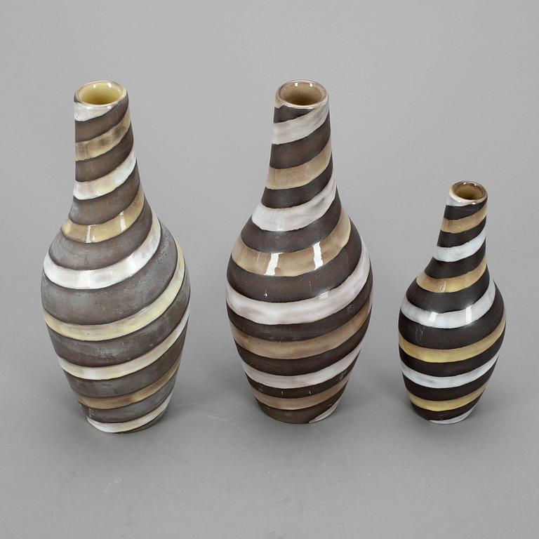 VASER, 3 st, stengods, "Spiral" Ingrid Atterberg Uppsala Ekeby.