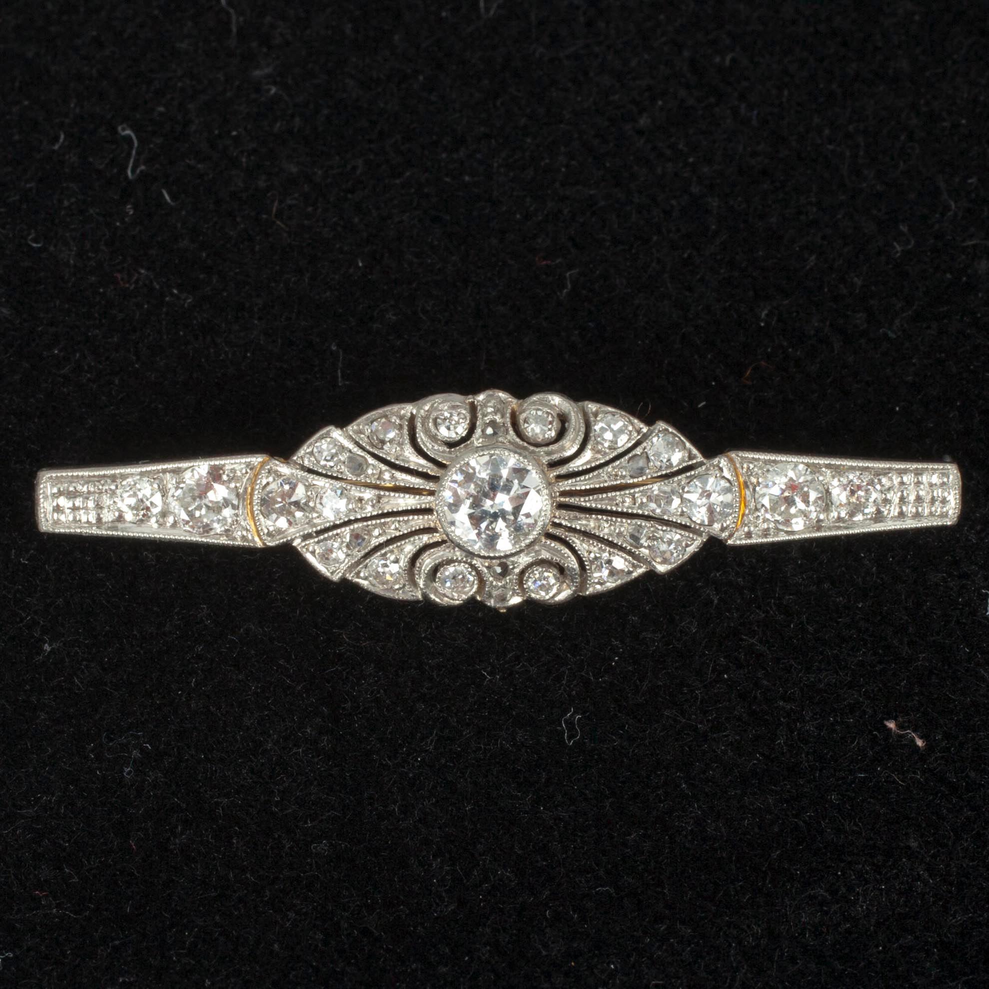 BROSCH, Art Deco, platina,  diamanter. Tot. vikt ca 4 g.