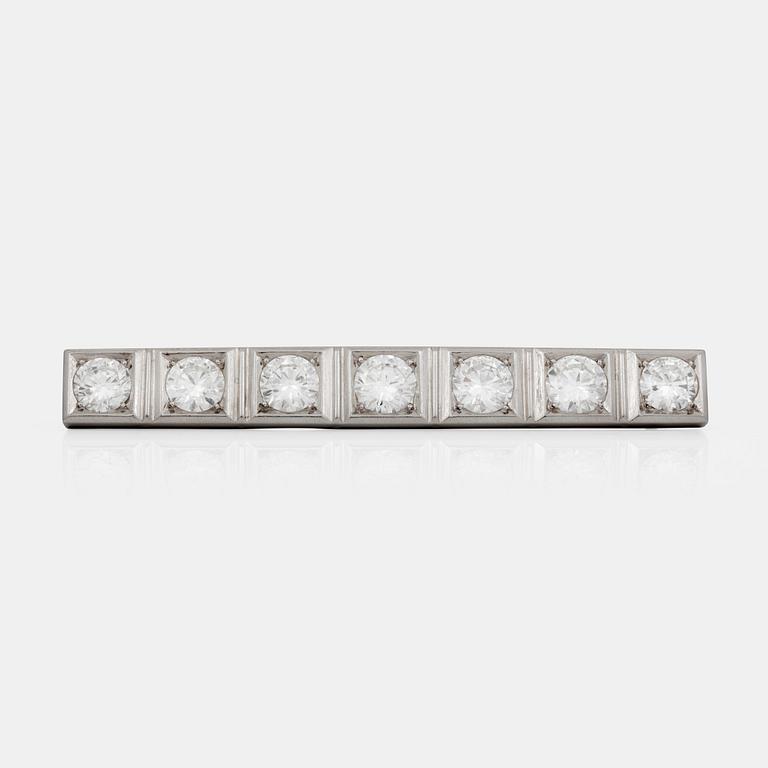 A old-cut diamond brooch. Total carat weight circa 9.00 cts. Diamond sizes ranging from approximately 1.25 to 1.85 cts.