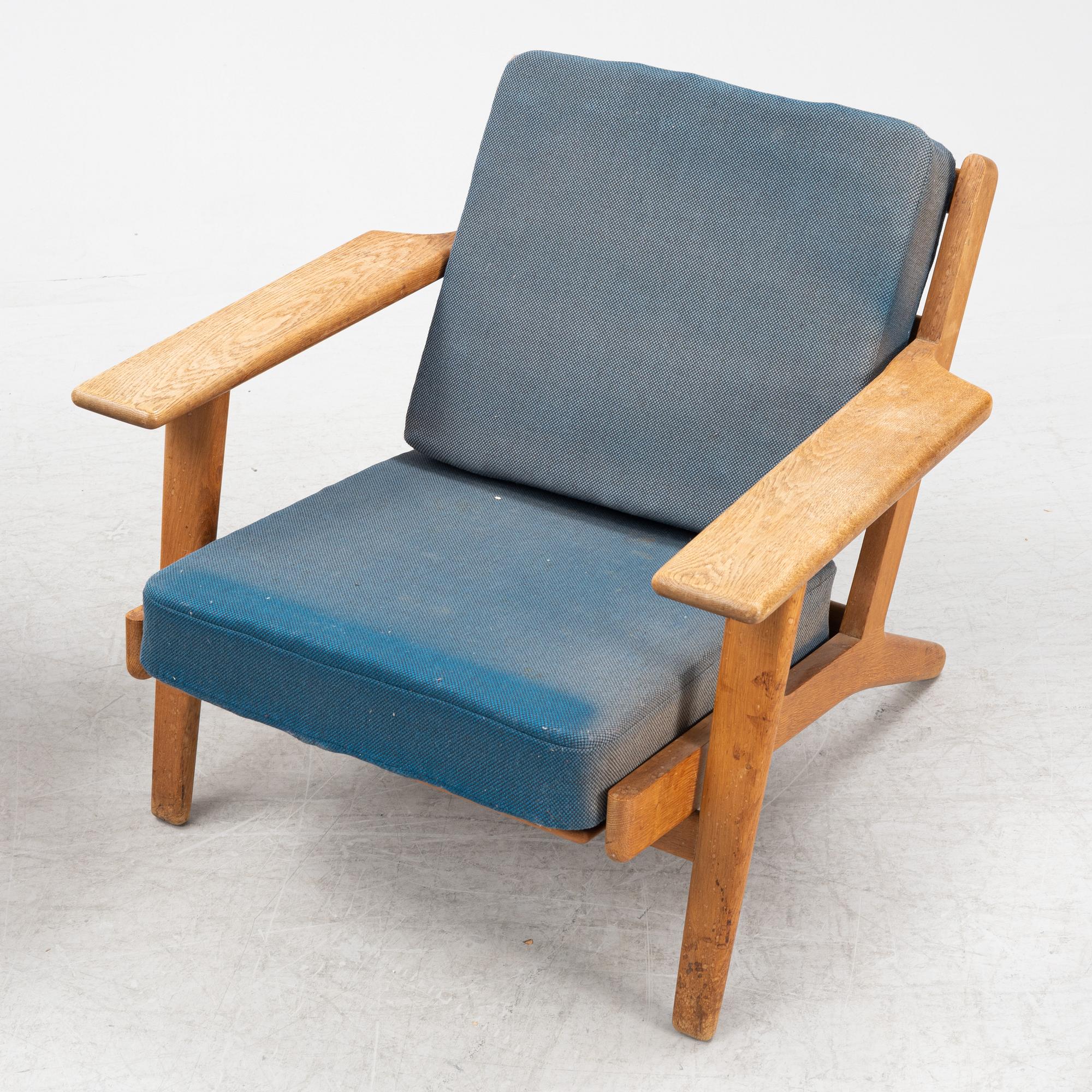 Hans J Wegner, a pair of oak model GE-290, Getama, Gedsted, Denmark.