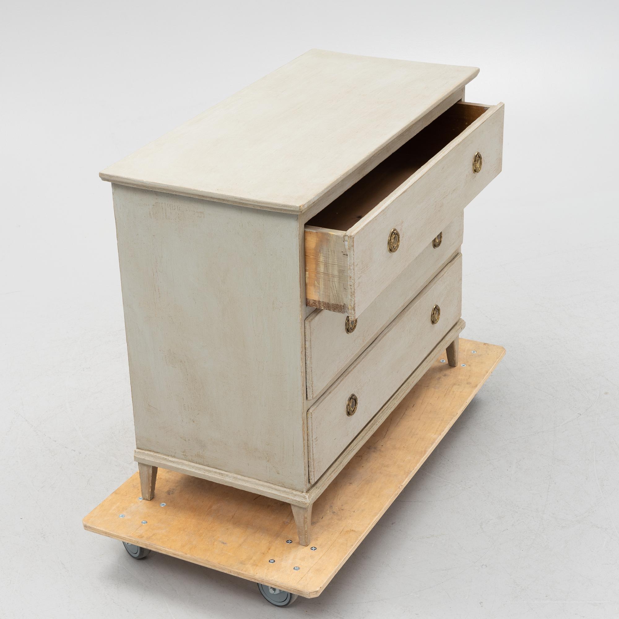 Chest of drawers, early 19th century.