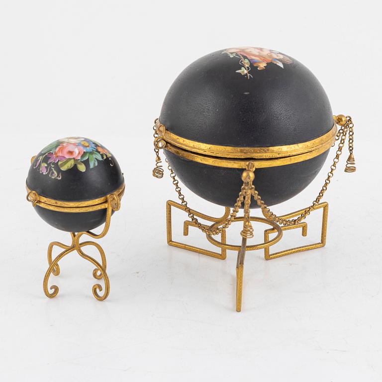 Two Porcelaine Boxes, 19th Century.