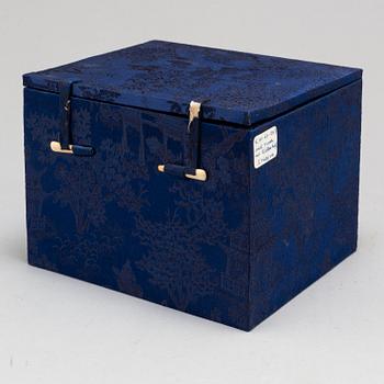 BÄGARE samt FLASKA, keramik. Varav bägaren Handynastin (206 f.Kr - 220 e.Kr).