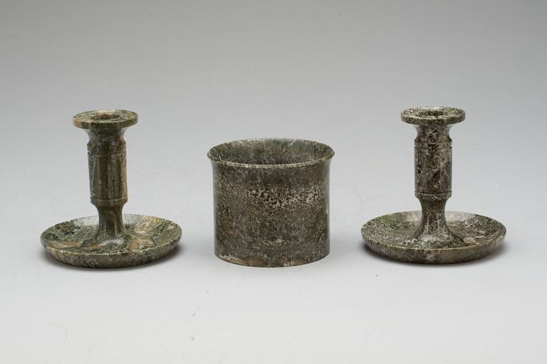 LJUSSTAKAR samt TOBAKSBURK, Kolmårdsmarmor, 1800-tal.
