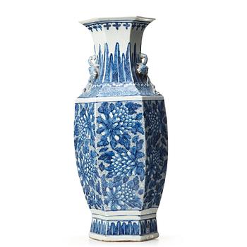 A blue and white vase, Qing dynasty, 19th Century.