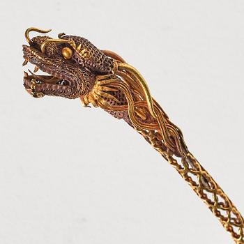 An elegant gold dragon shaped hair pin, Qing dynasty, Qianlong (1736-95).