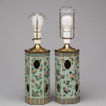 BORDSLAMPOR/PERUKVASER, porslin, Kina, 1800-talets slut.