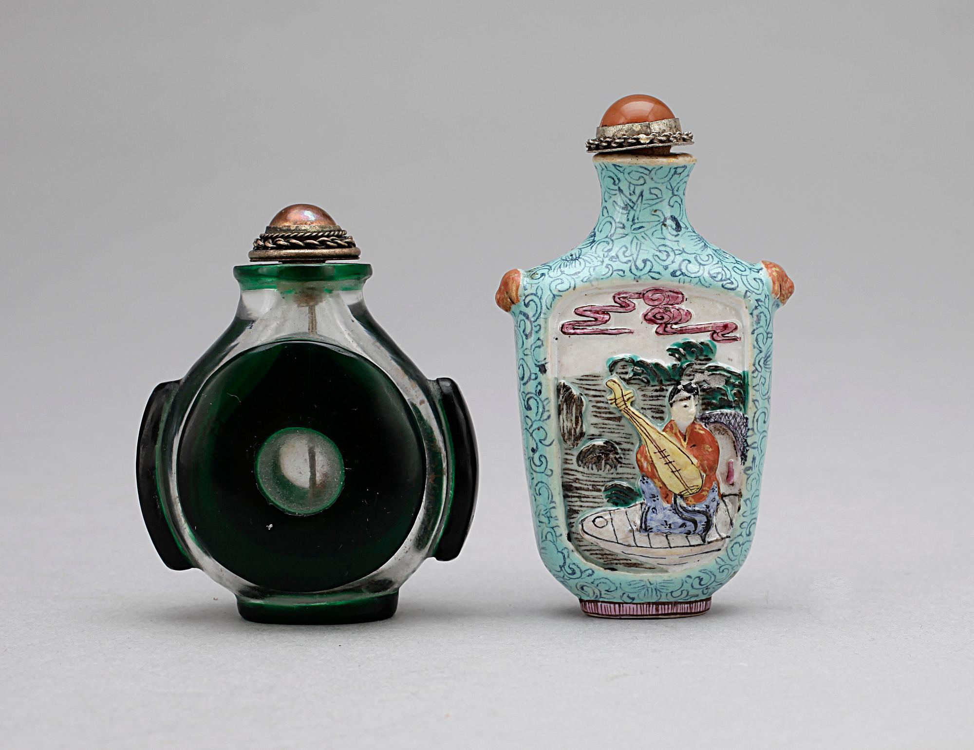 SNUSFLASKOR, 2 st, glas samt keramik, Kina, republik, 1900-talets första hälft.