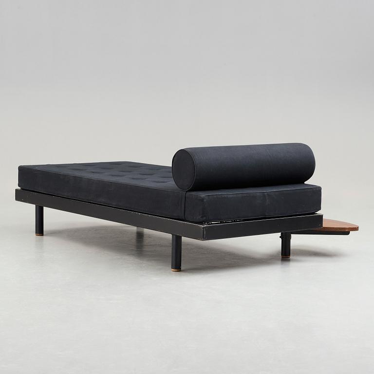 JEAN PROUVÉ & CHARLOTTE PERRIAND, dagbädd med sidobord, "Scal No 450" "Antony", Frankrike, ca 1954.