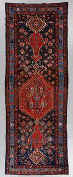 MATTA, orientalisk, 1900-talets andra hälft, ca 309 x 111 cm.