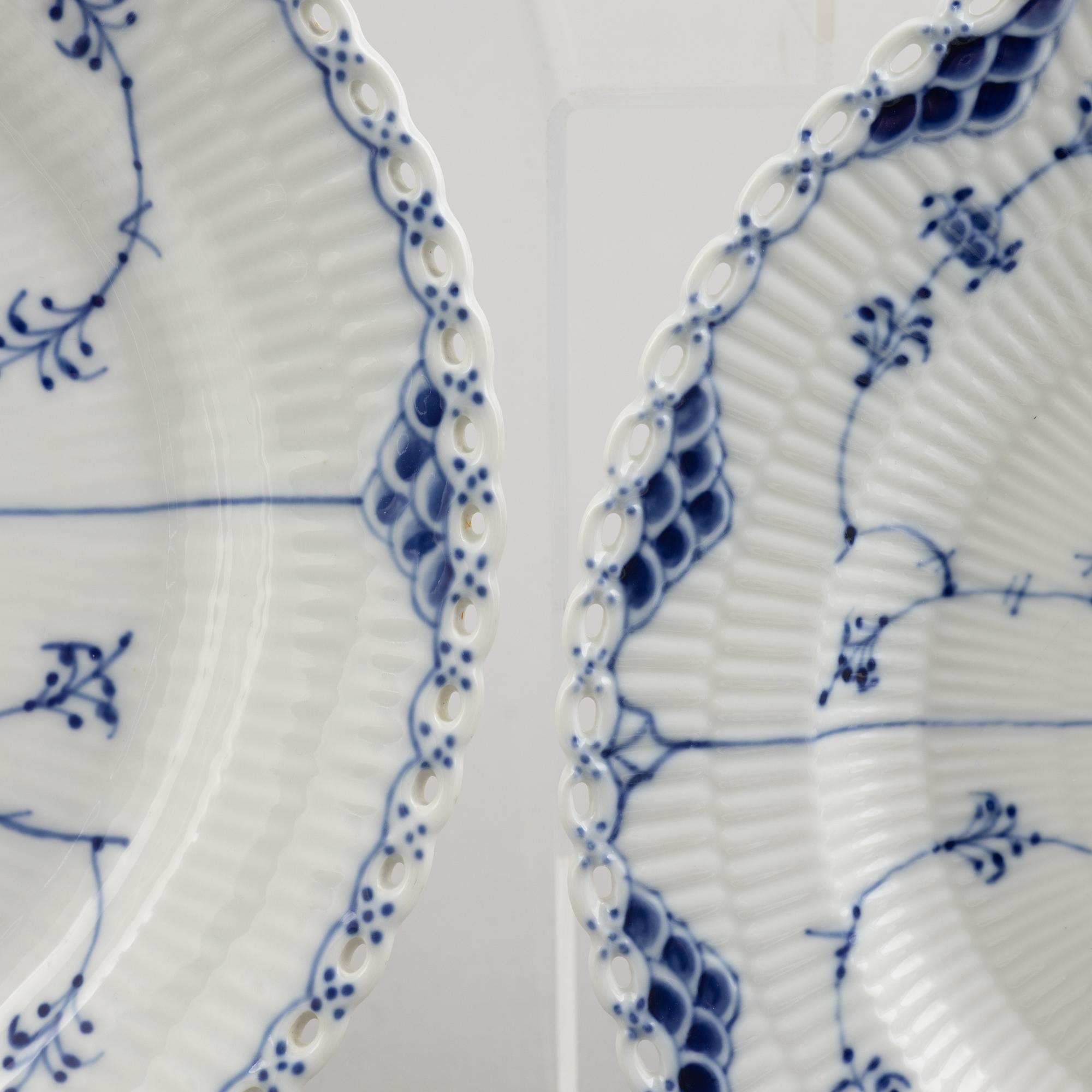 Matservis, 84 delar, porslin, "Musselmalet", Royal Copenhagen, Danmark.