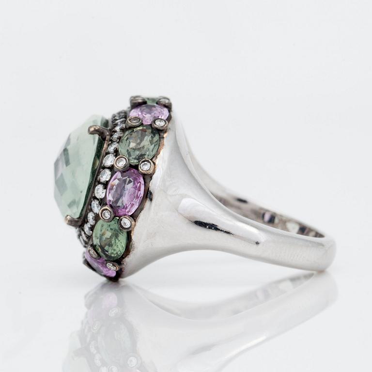 RING med checkerslipad prasiolit ca 5.58 ct, briljantslipade diamanter samt rosa och gröna safirer.