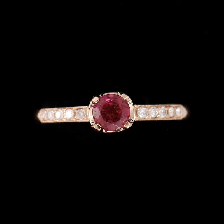 RING, 14k guld med turmalin 0,40ct och diamanter tot 0,10ct. Vikt ca 2,9 gram.