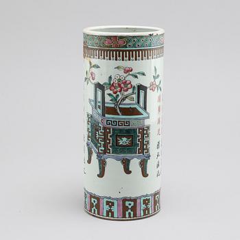 A porcelian chinese vase from the latter half of the 20th century.